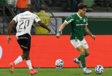 O jogador Mauricio, da SE Palmeiras, disputa bola com o jogador do Ceará SC, durante partida válida terceira fase, da Copa do Brasil, na arena Allianz Parque.
