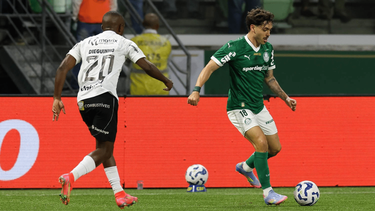 O jogador Mauricio, da SE Palmeiras, disputa bola com o jogador do Ceará SC, durante partida válida terceira fase, da Copa do Brasil, na arena Allianz Parque.